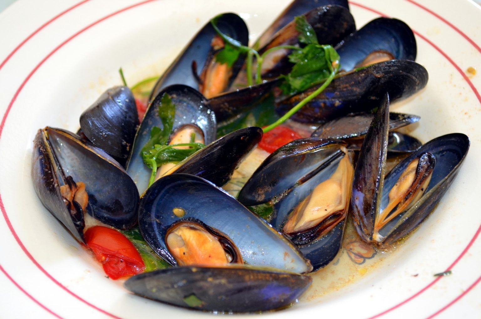 Miesmuscheln in Tomatensoße auf italienische Art - MJAM.EU