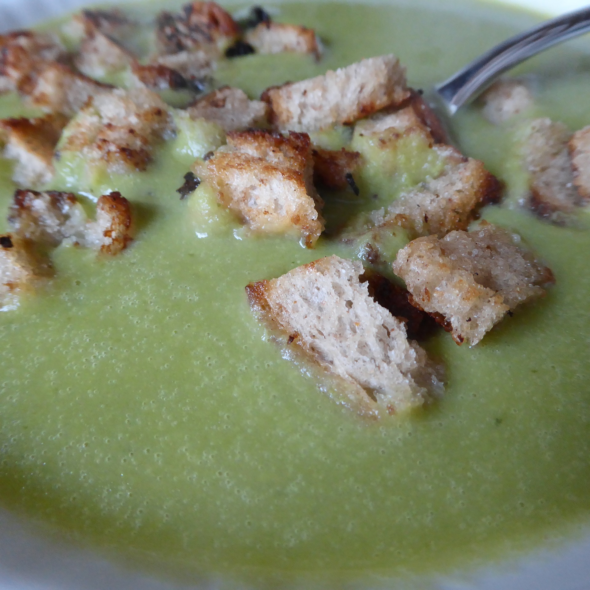 Bärlauch-Sahnesuppe mit Croutons - MJAM.EU